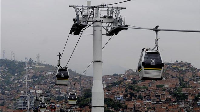 MEDELLIN Colombia metro cable.JPG